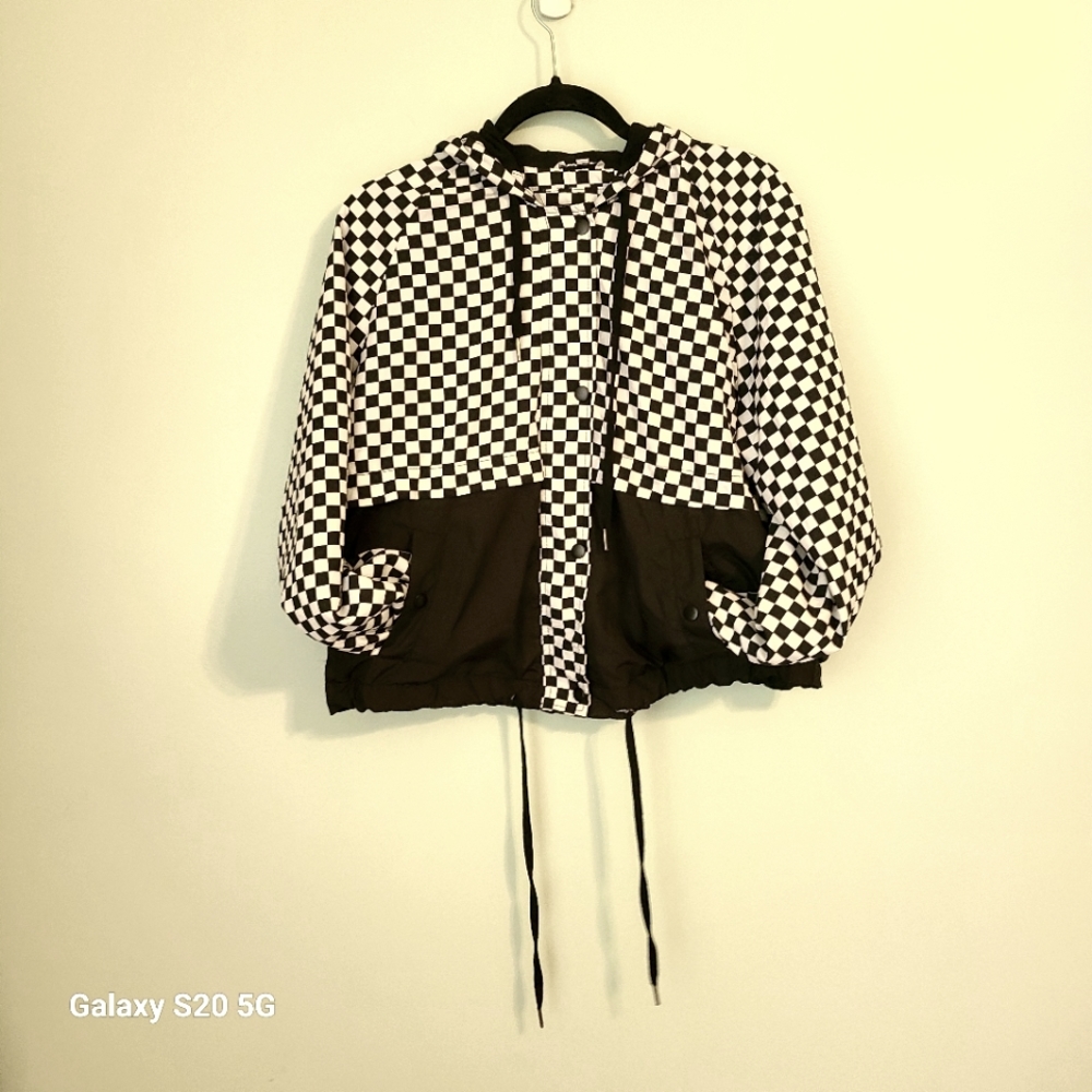 Rue21 windbreaker jacket  size Large color  Black and White